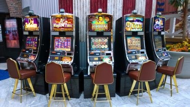 slot303 iOS Safari browser interface showing sportsbook and live-dealer game selection